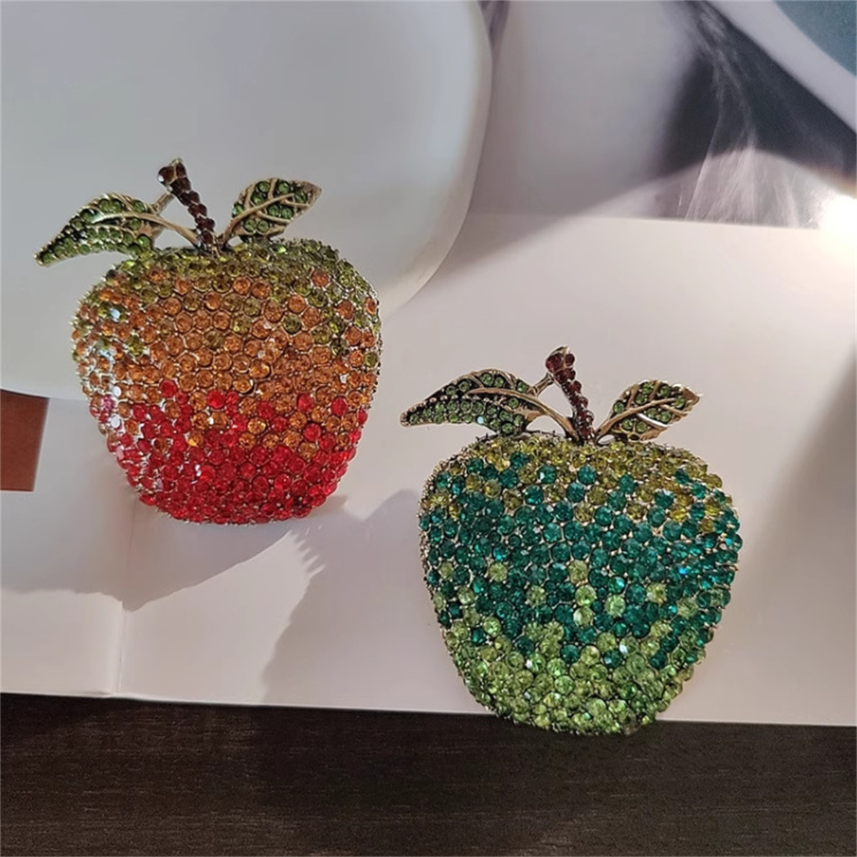 Literary Retro Apple Brooch Ha - Eve Jewelry & Watches Distribuidor Oficial Rolex Buenos Aires recension och pris